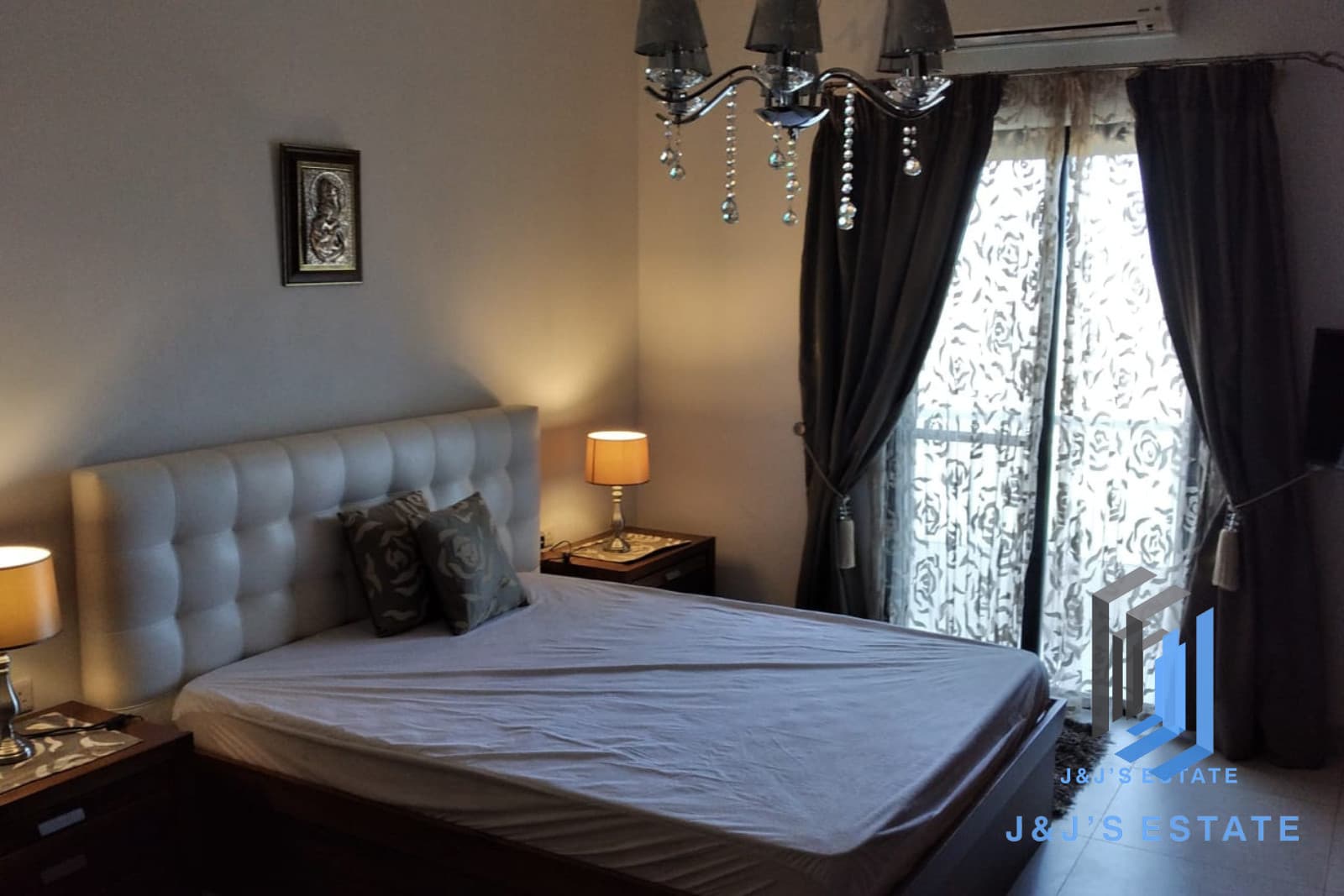 Spectacular 3-Bedroom Seafront Apartment in Pembroke · 2