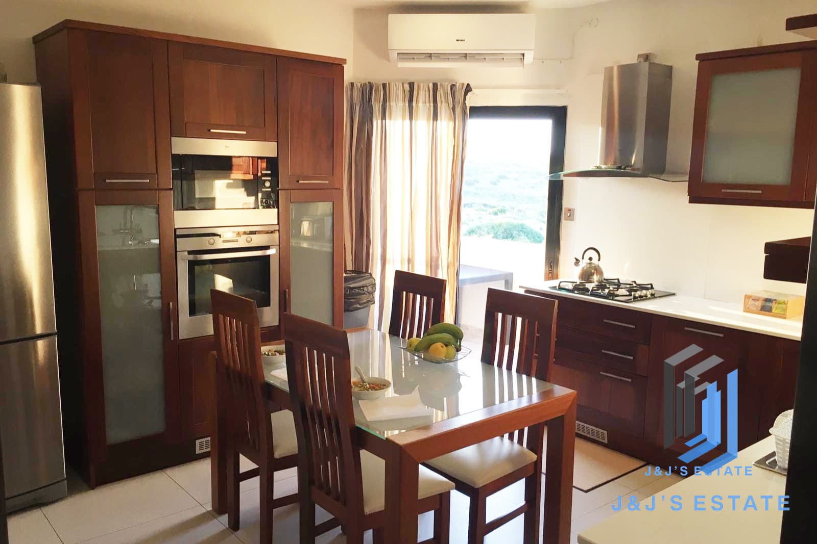 Spectacular 3-Bedroom Seafront Apartment in Pembroke · 4