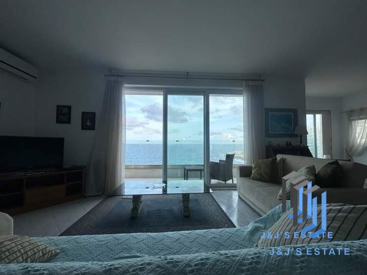 Three-Bedroom Seafront Apartment in Sliema · 4