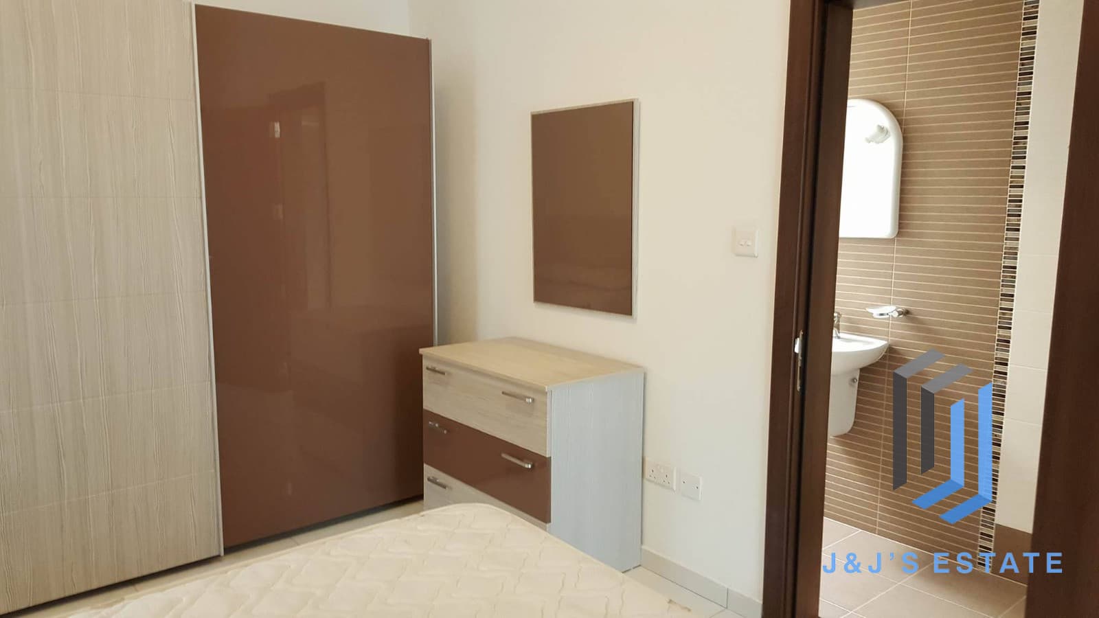 Two-bedroom penthouse with terraces and views in Birkirkara · 8