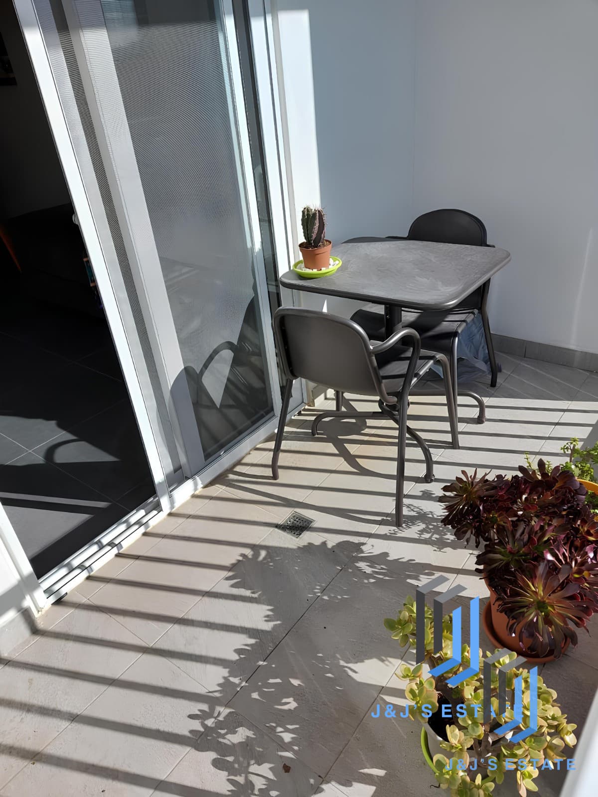 Spacious One-Bedroom Apartment in Gzira – Minutes from the Seafront · 6