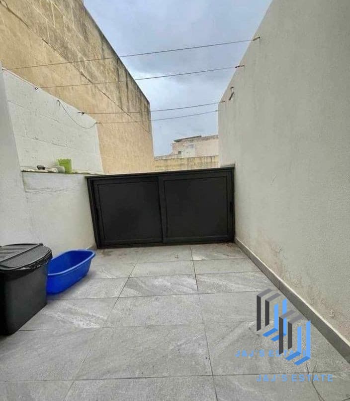 Charming 2-Bedroom Apartment in Victoria · 1