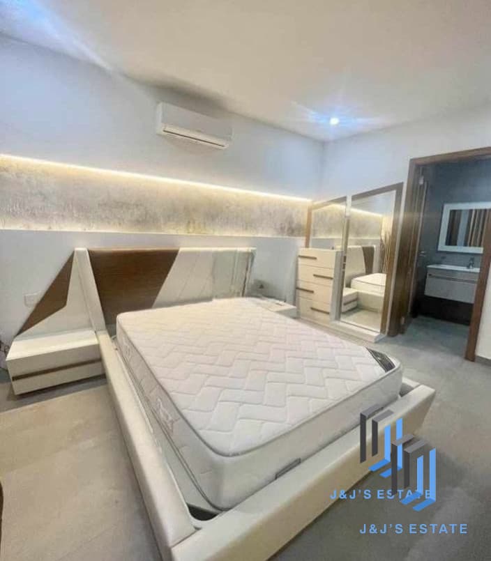 Charming 2-Bedroom Apartment in Victoria · 3