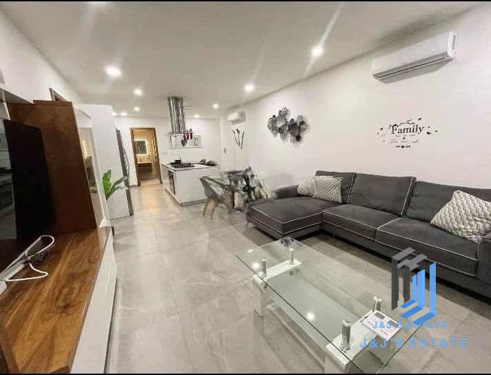 Charming 2-Bedroom Apartment in Victoria · 4
