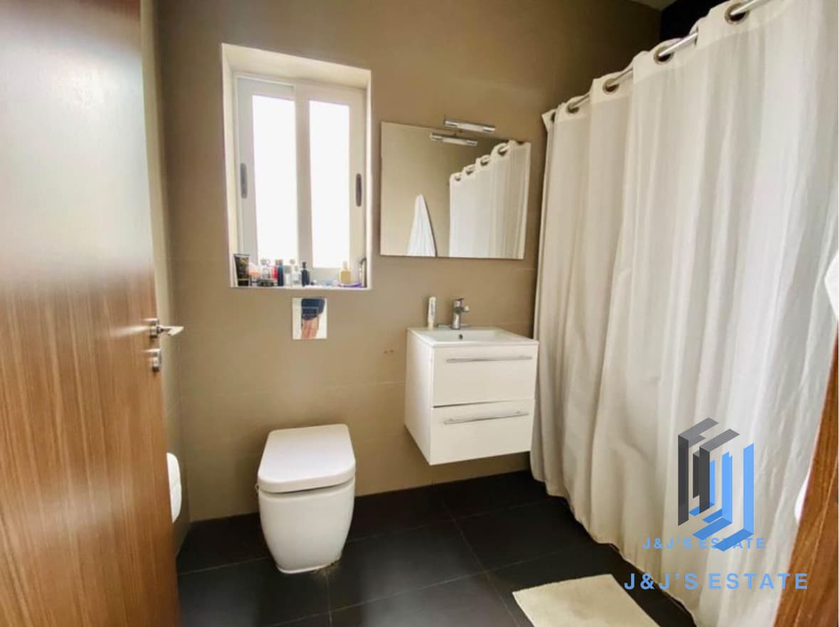 Spacious 3-Bedroom Apartment in Swieqi · 6