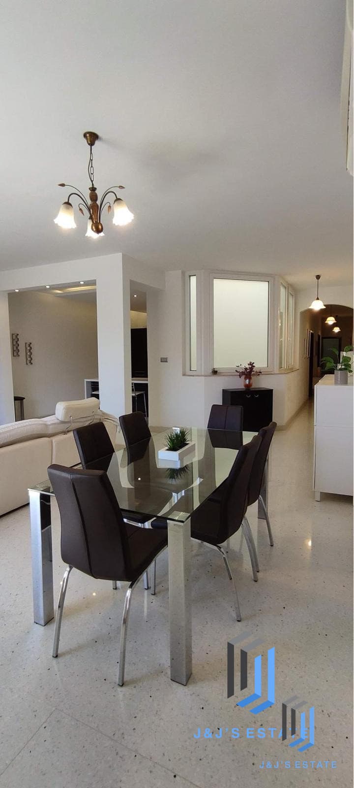 Apartamento de tres dormitorios con planta abierta en Swatar