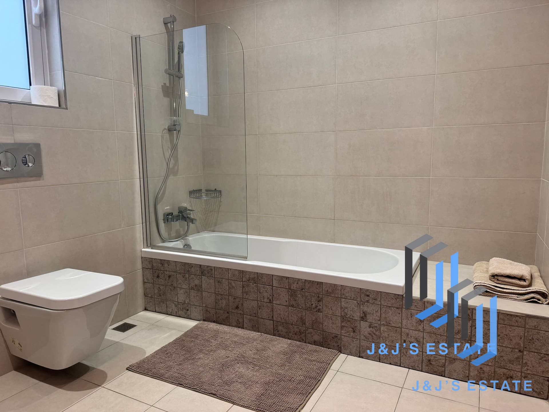 Spacious Modern 2-Bedroom Apartment in Swieqi with Sea View · 4