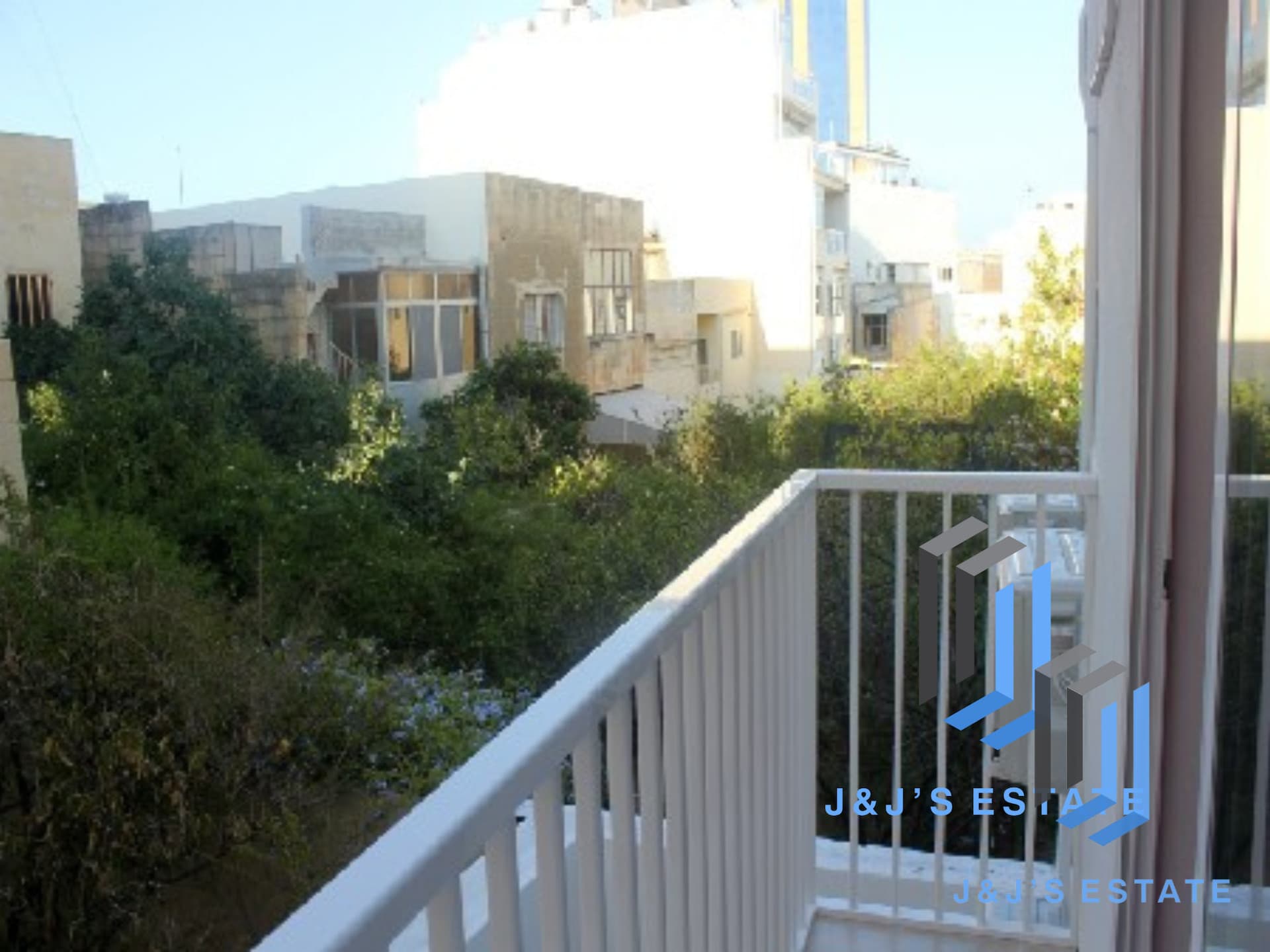 Charming 2-Bedroom Apartment in Prime Location St Julian's · 3