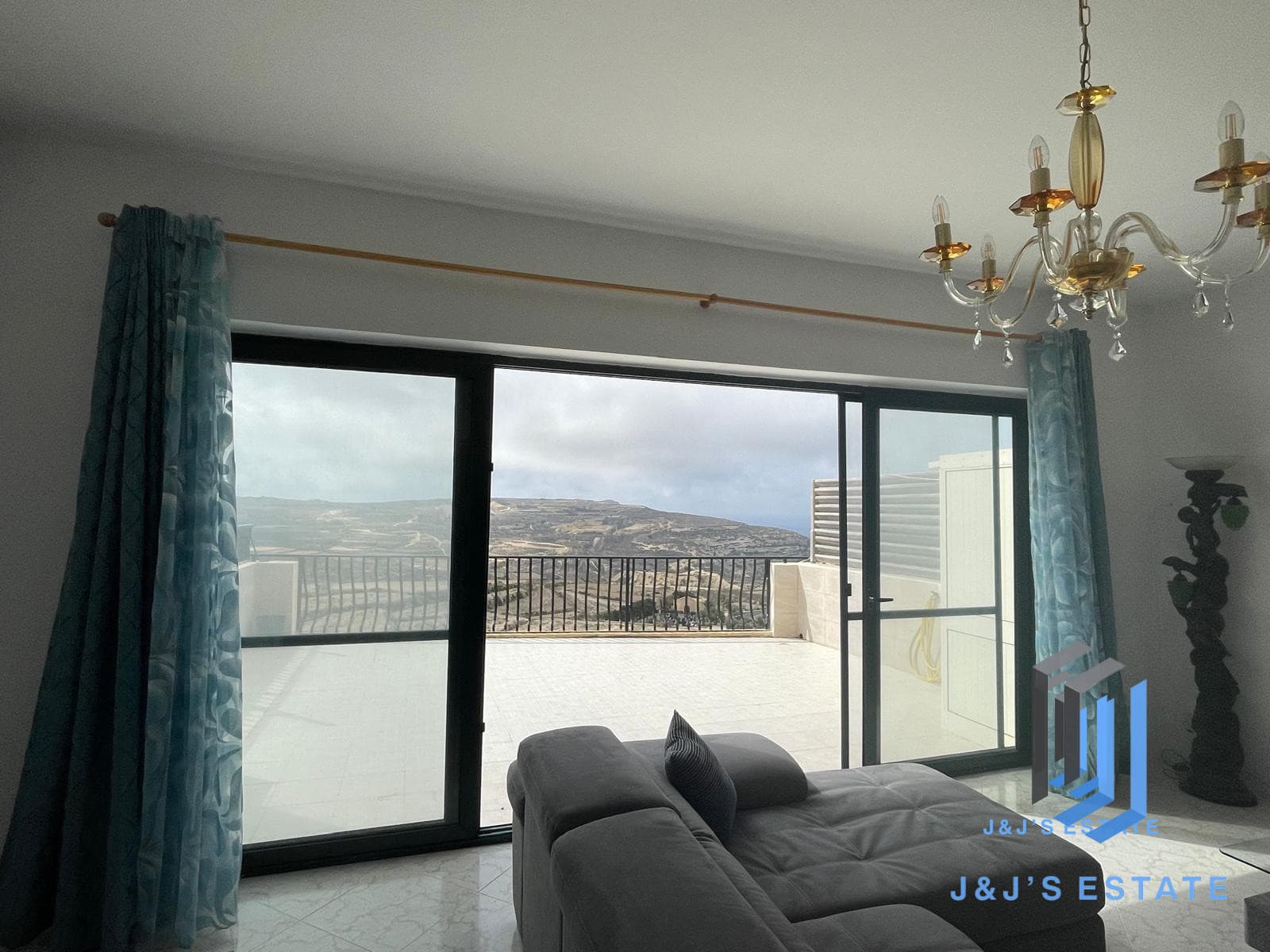 Ático de dos dormitorios con gran terraza y vistas al mar en Dwejra