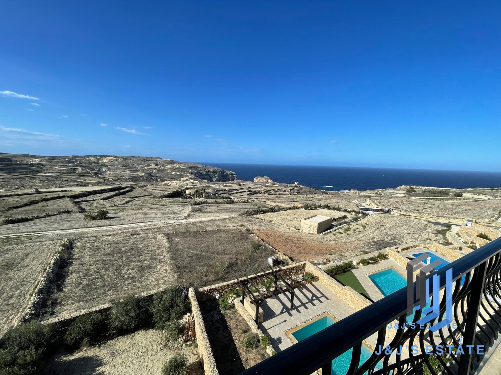 Two-bedroom penthouse with large terrace and sea view in Dwejra · 2