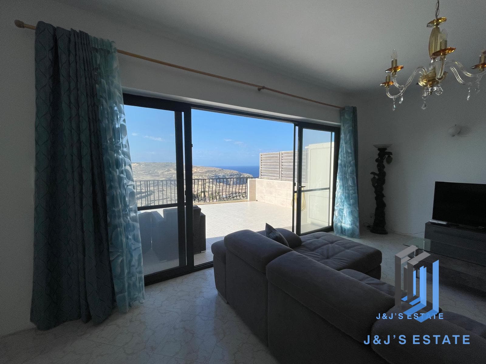 Two-bedroom penthouse with large terrace and sea view in Dwejra · 3