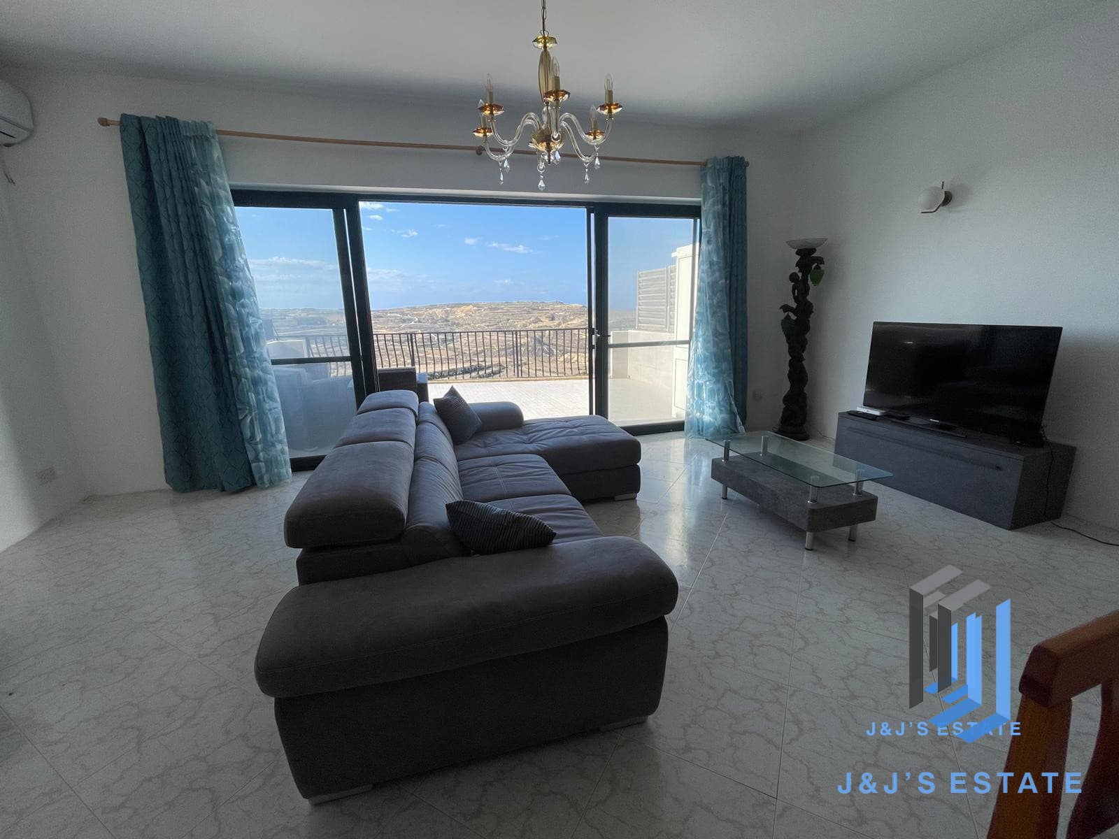 Two-bedroom penthouse with large terrace and sea view in Dwejra · 5