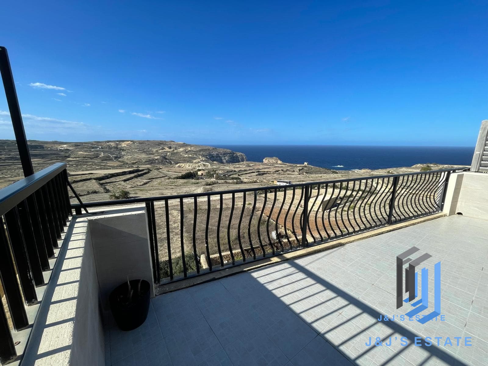 Two-bedroom penthouse with large terrace and sea view in Dwejra · 6