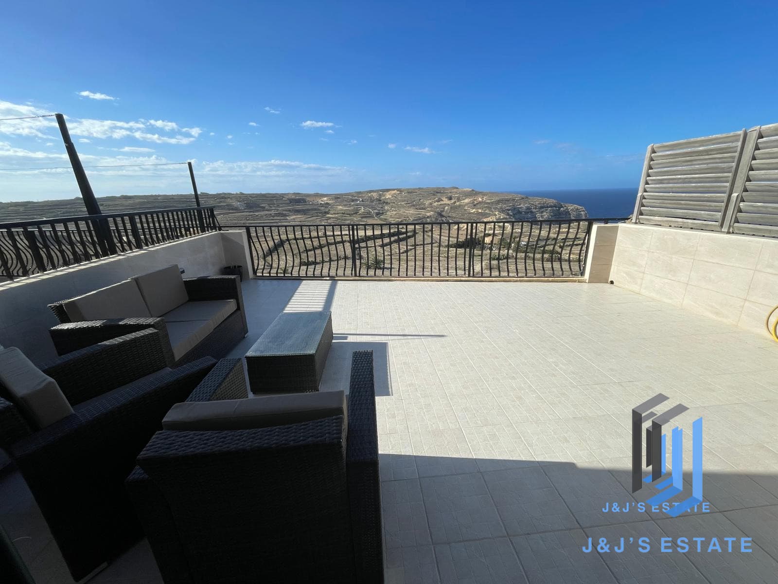 Two-bedroom penthouse with large terrace and sea view in Dwejra · 9