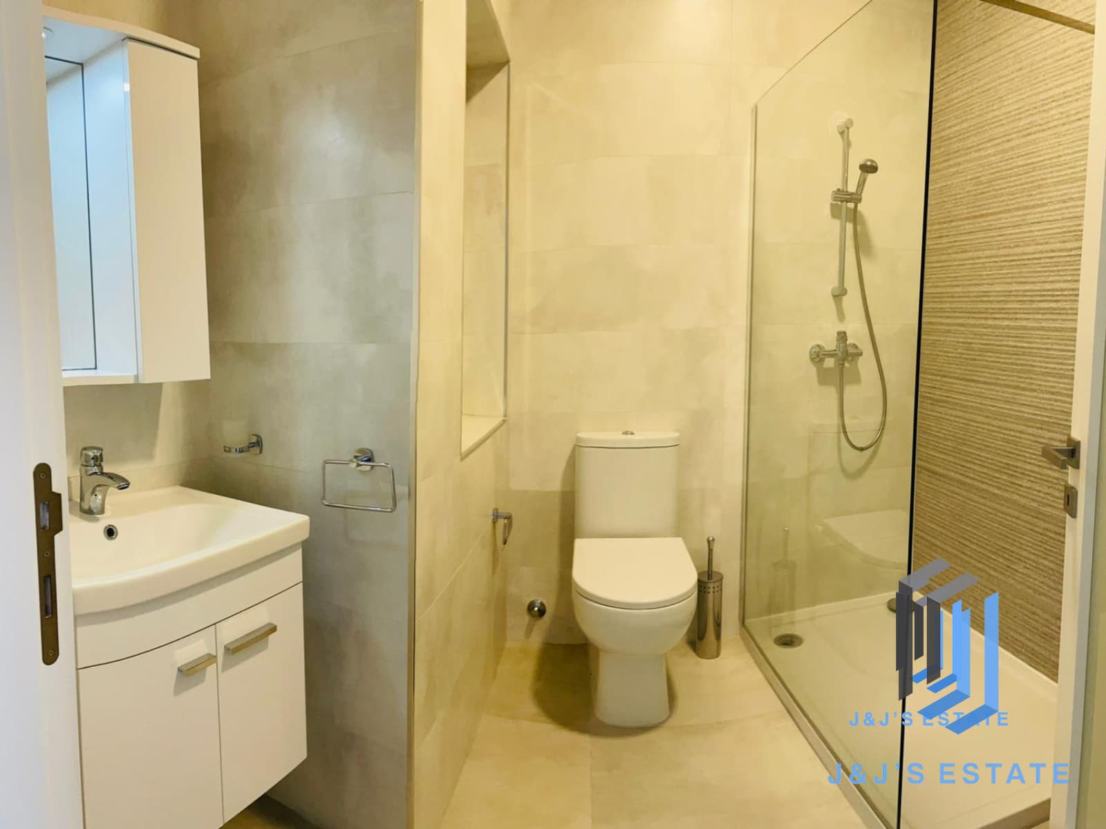 Modern 2-Bedroom Apartment with Office in Lija · 3