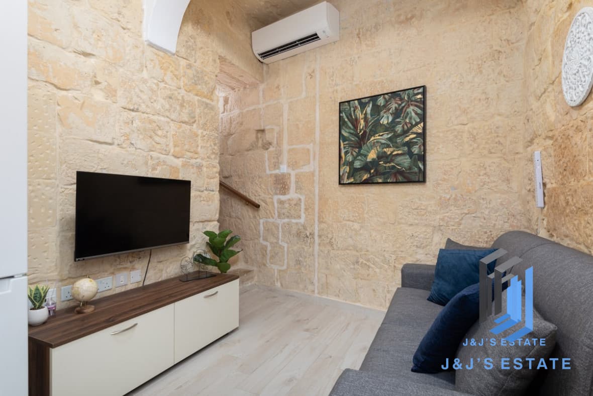 Charming 3-Bedroom Townhouse in Qormi · 7