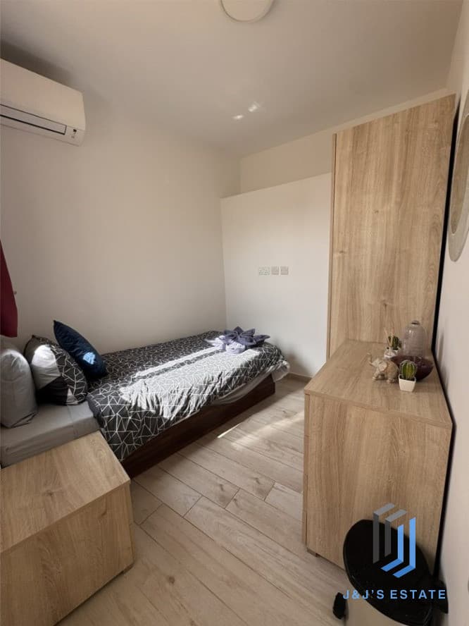 Charming 3-Bedroom Townhouse in Qormi · 11