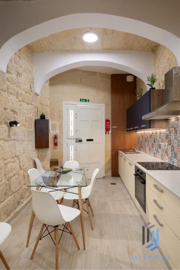 Charming 3-Bedroom Townhouse in Qormi · 3