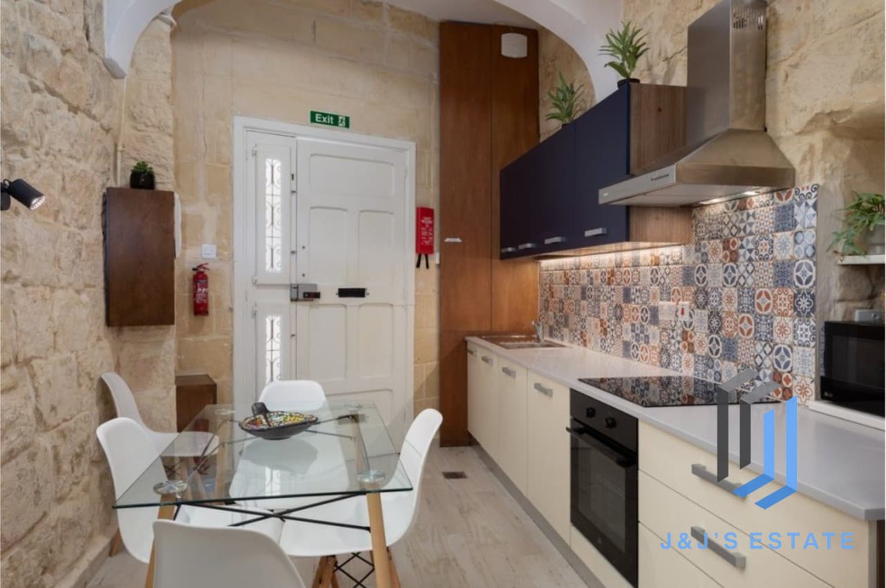 Charming 3-Bedroom Townhouse in Qormi · 5