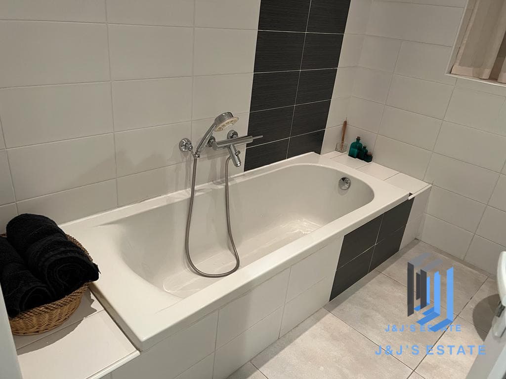 Spacious Seafront Apartment in Sliema - 160 sqm · 5