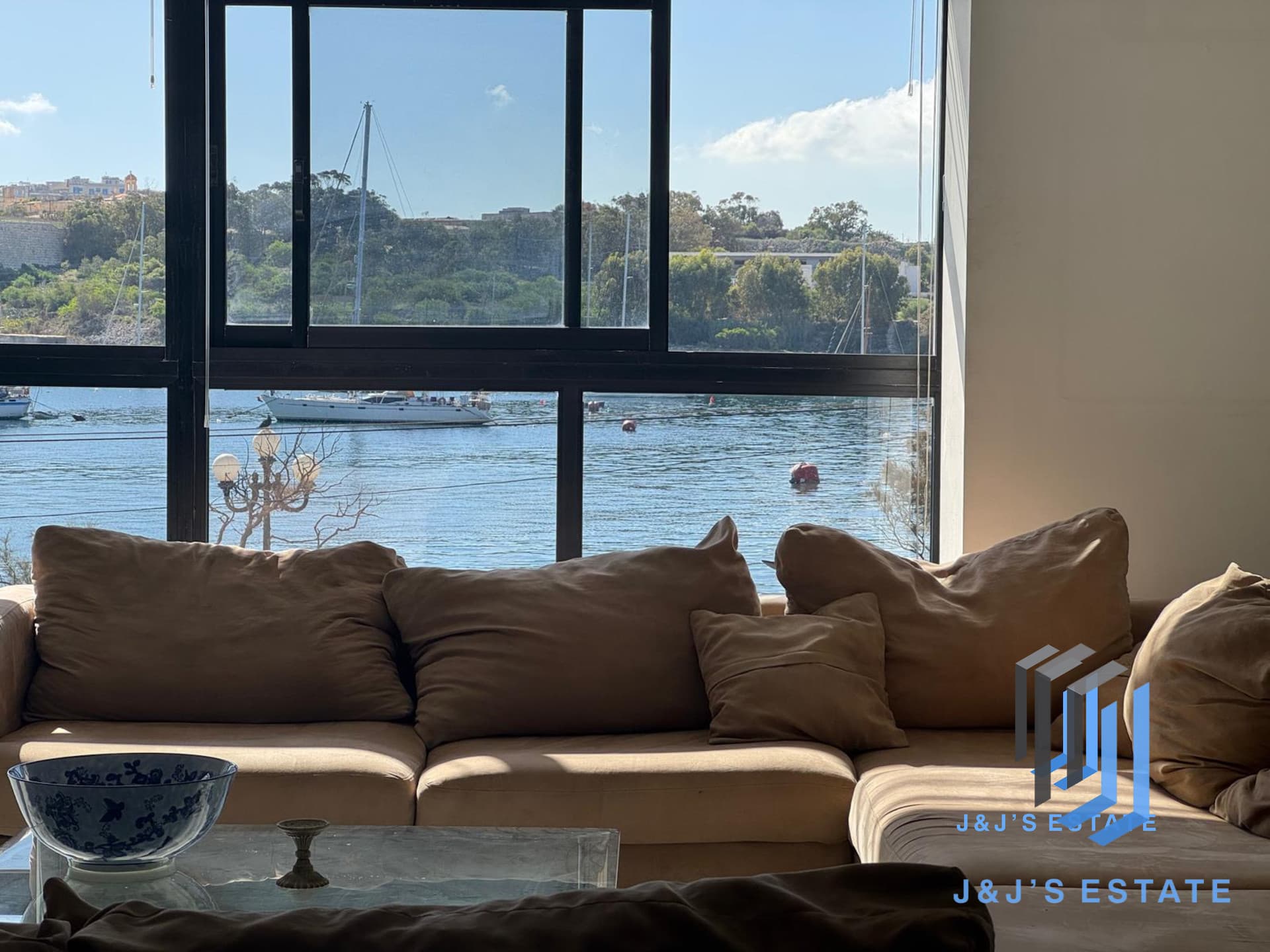Stunning 3-Bedroom Seafront Apartment in Sliema