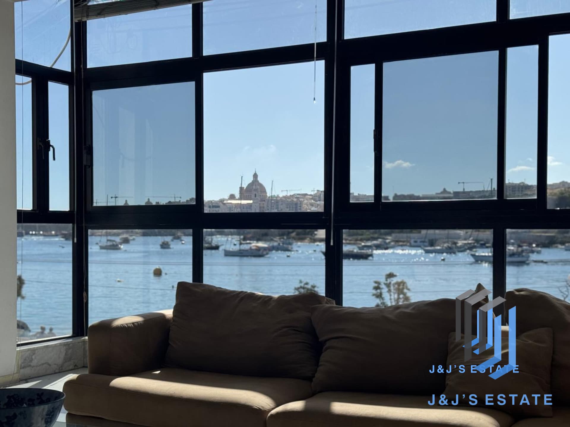 Stunning 3-Bedroom Seafront Apartment in Sliema · 2