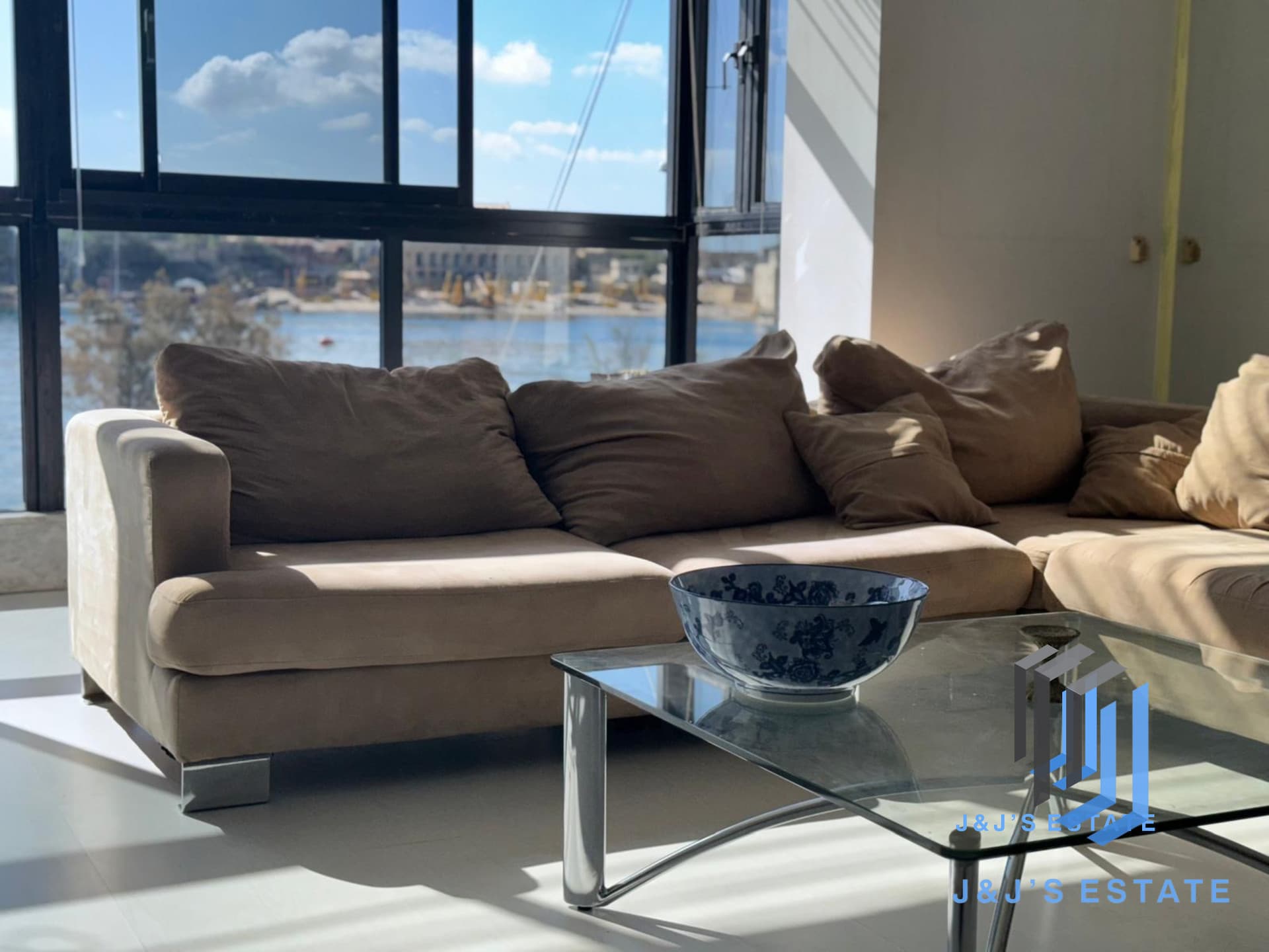 Stunning 3-Bedroom Seafront Apartment in Sliema · 4