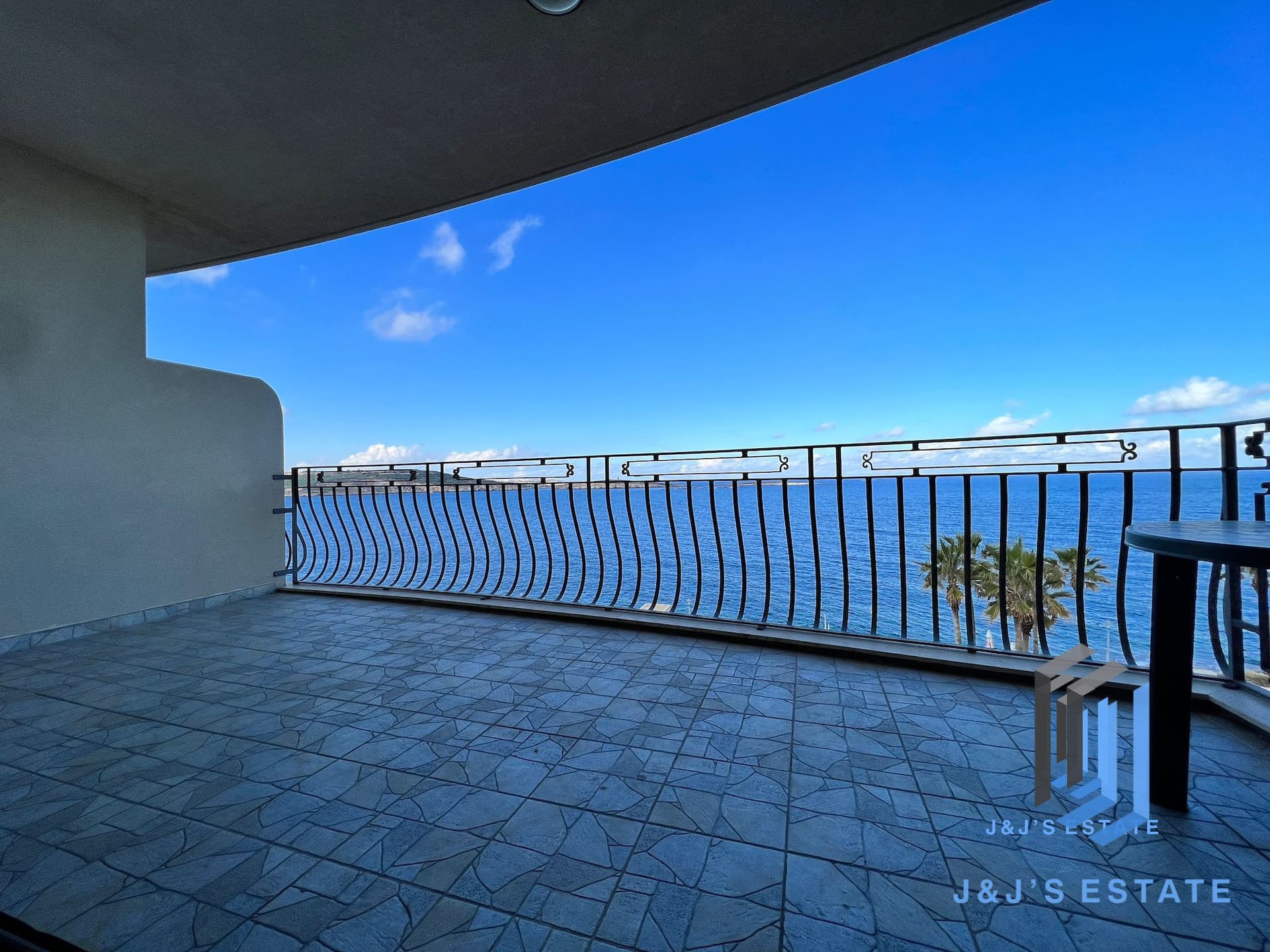 Two-bedroom apartment with sea view and garage in Bugibba · 2