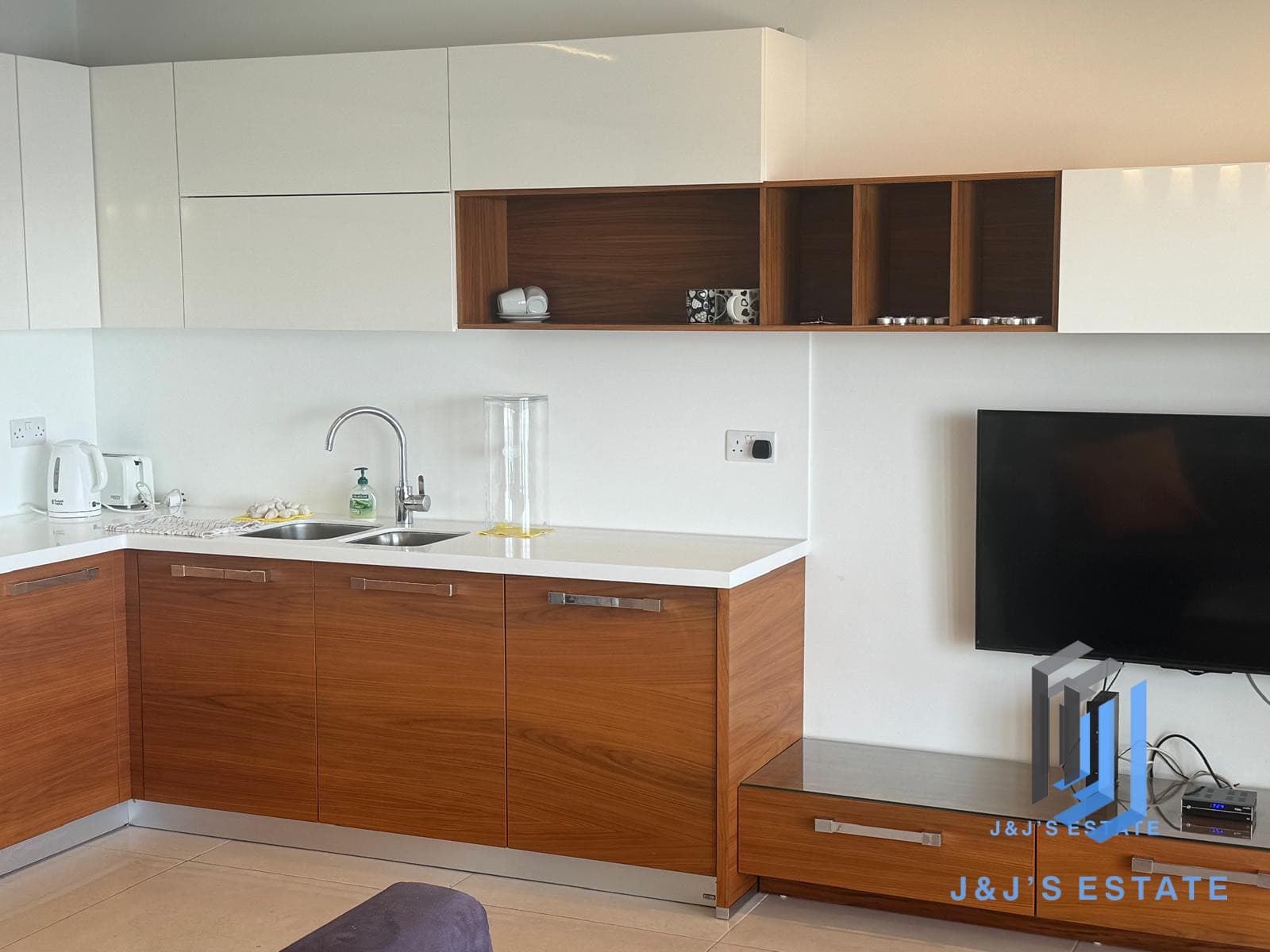 Stunning 3-Bedroom Seafront Apartment in Sliema · 2