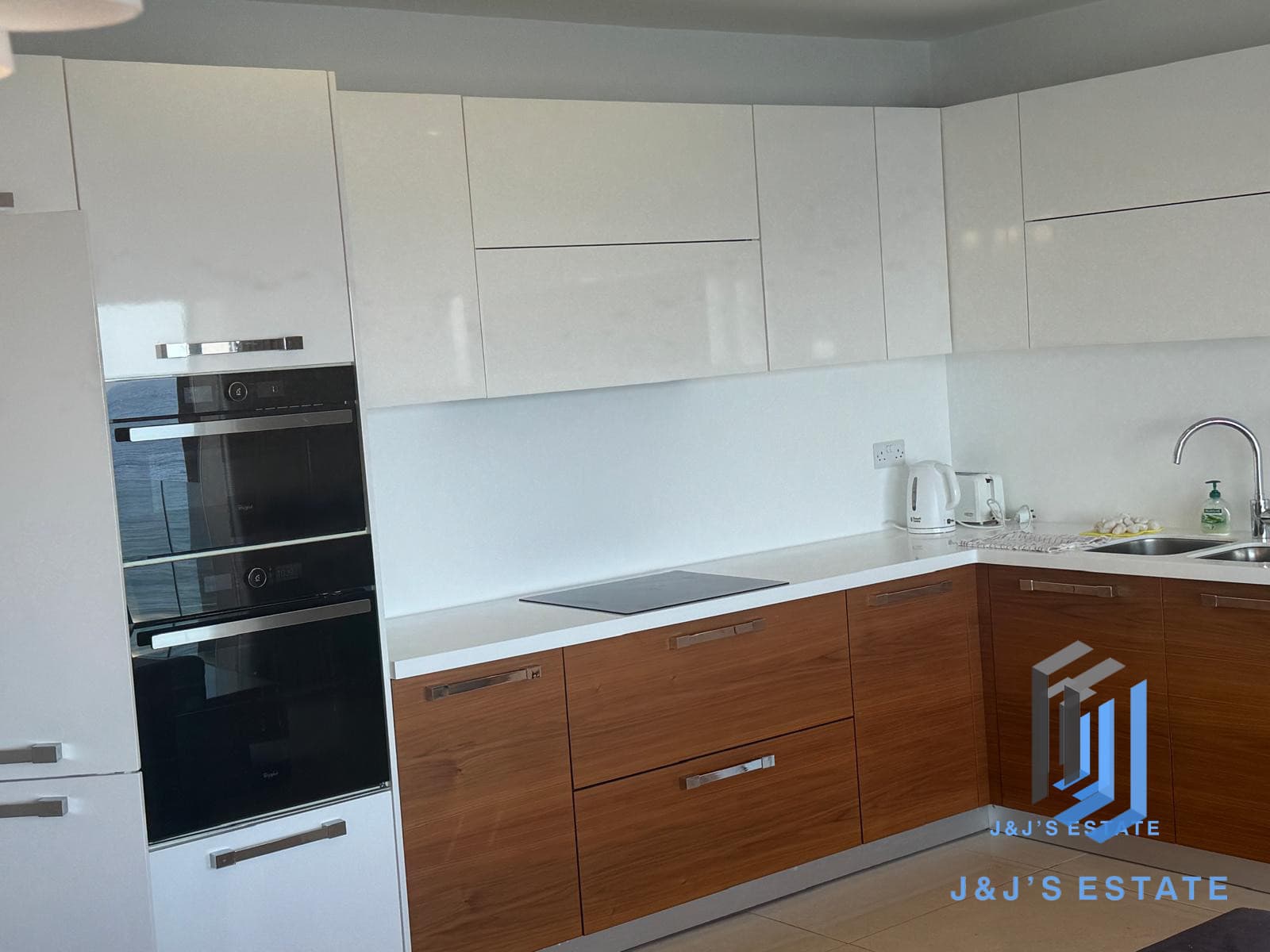 Stunning 3-Bedroom Seafront Apartment in Sliema · 3