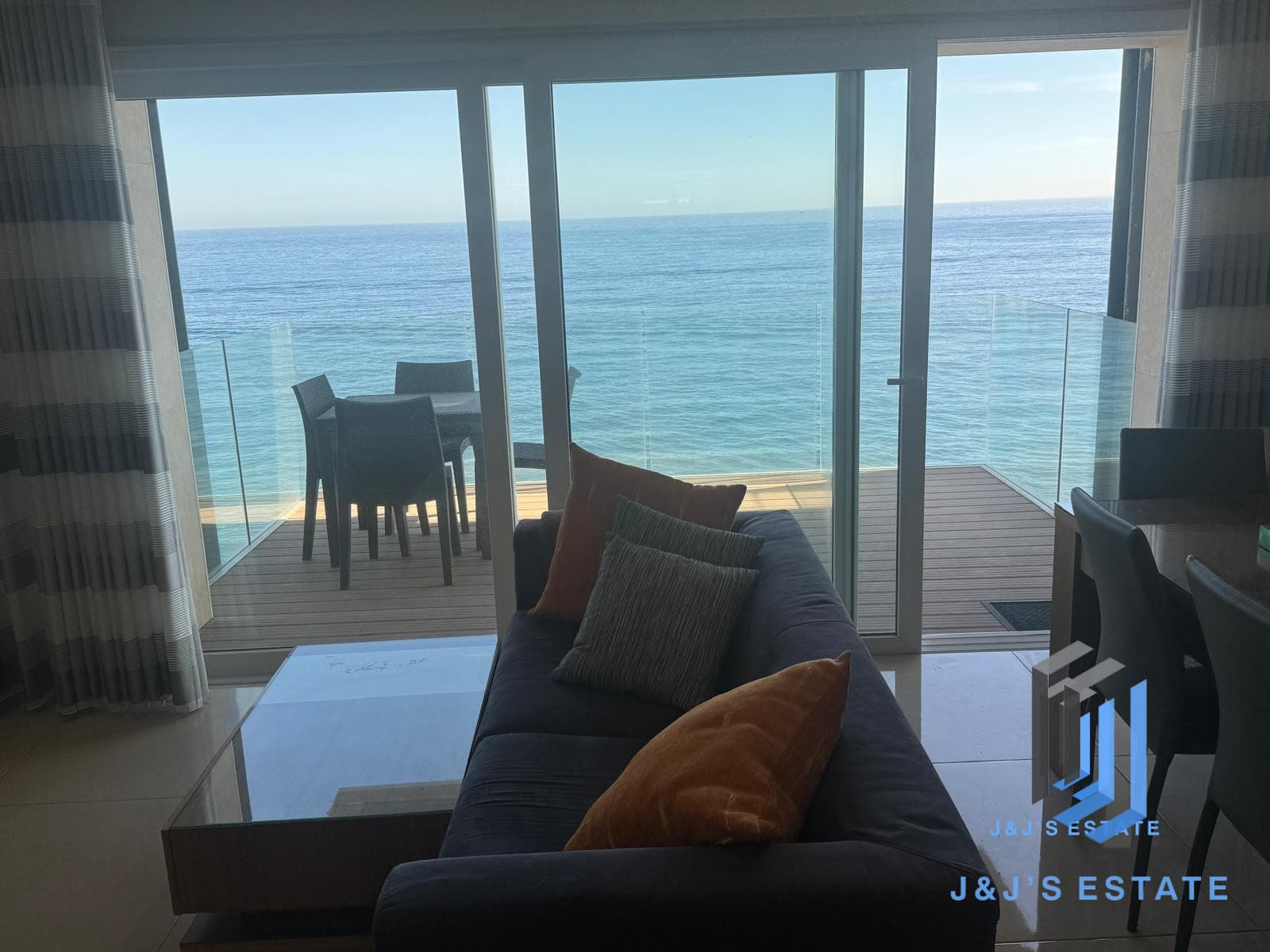 Stunning 3-Bedroom Seafront Apartment in Sliema · 4