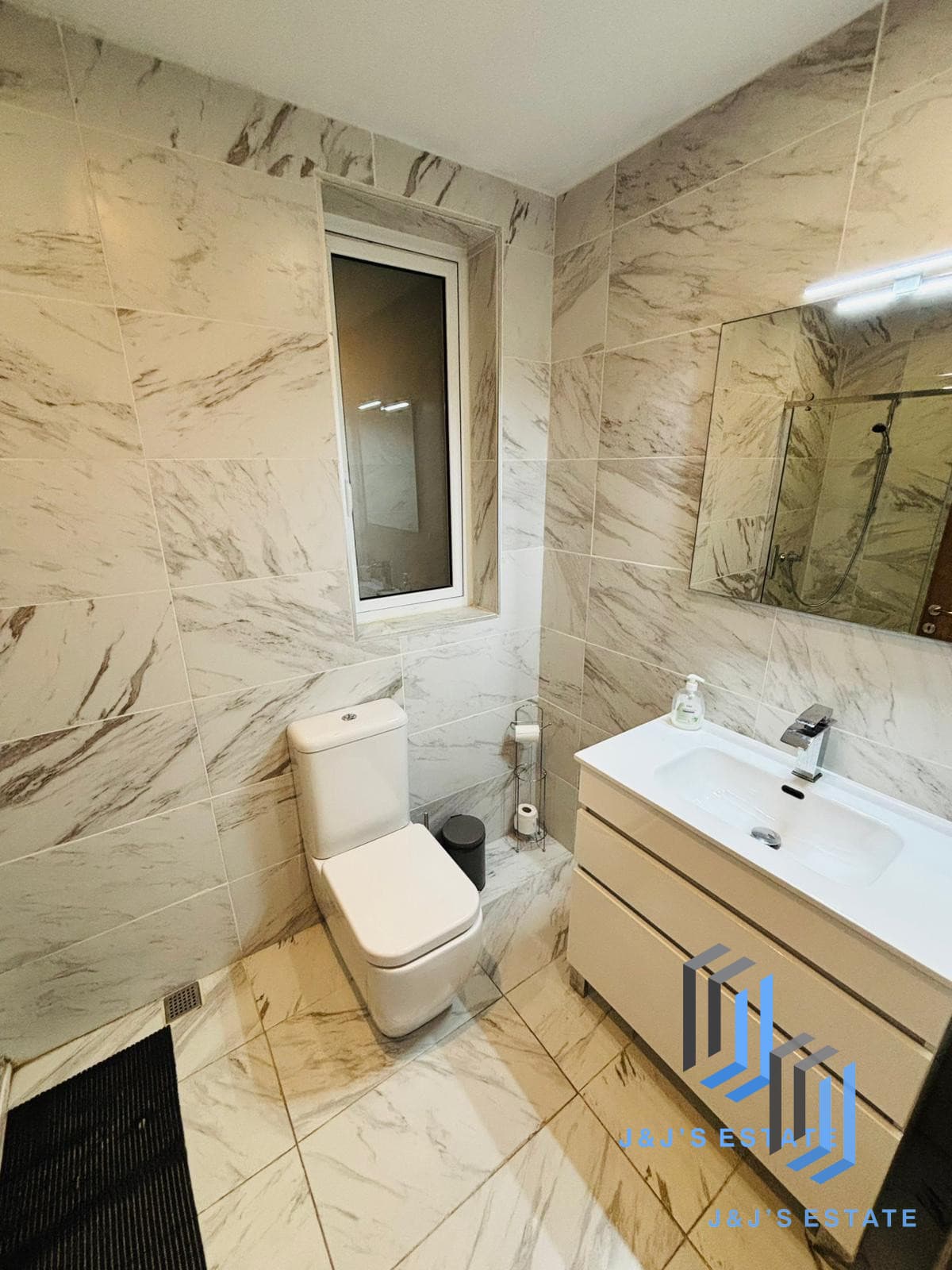 Modern 2 Double Bedroom Apartment in Sliema · 7