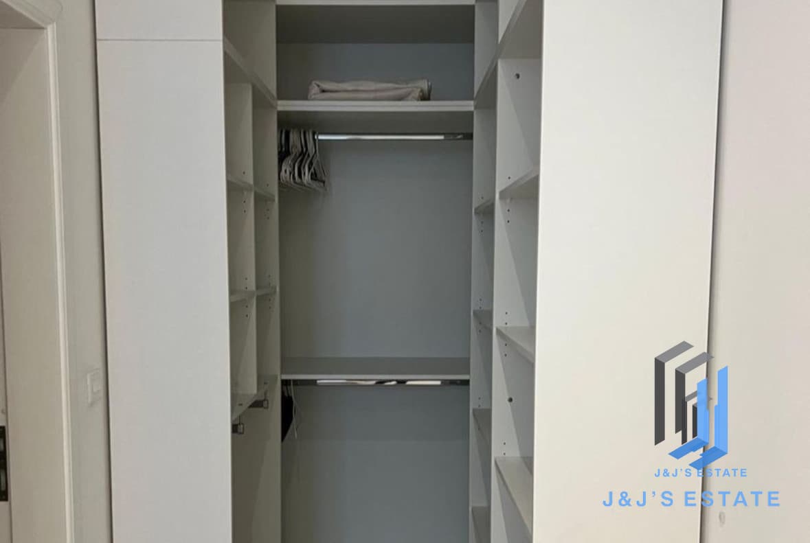 Inviting 2-Bedroom Apartment in Sliema · 5