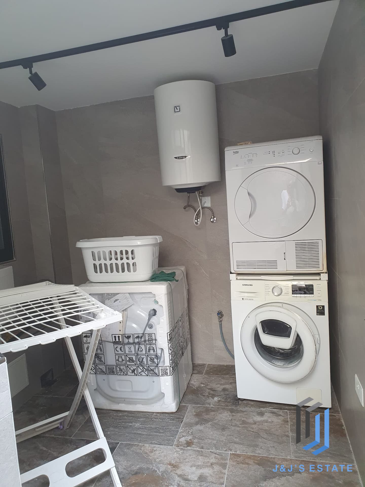 Furnished 3-Bedroom Apartment in Santa Venera · 28