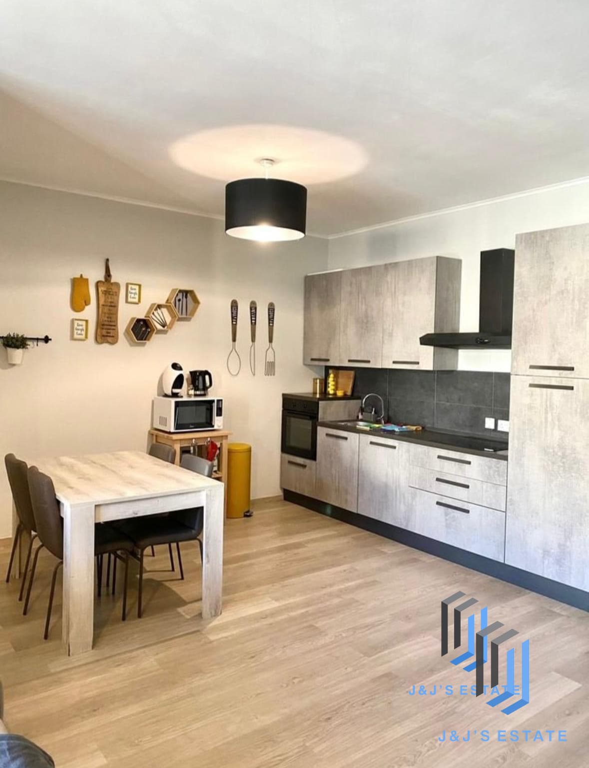 Modern Renovated 2-Bedroom Apartment in Sliema · 3