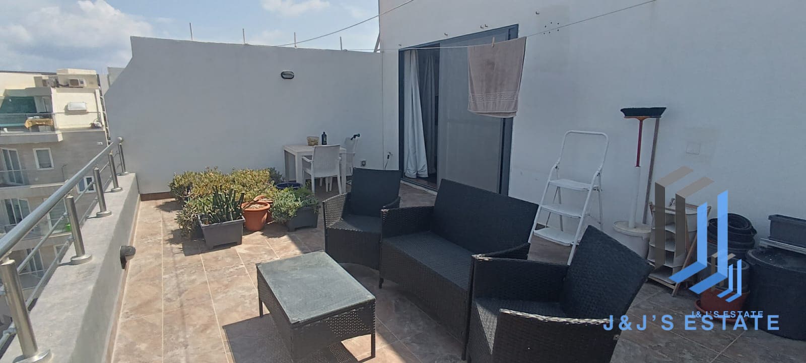 Sea View Duplex Apartment in Xghajra · 5