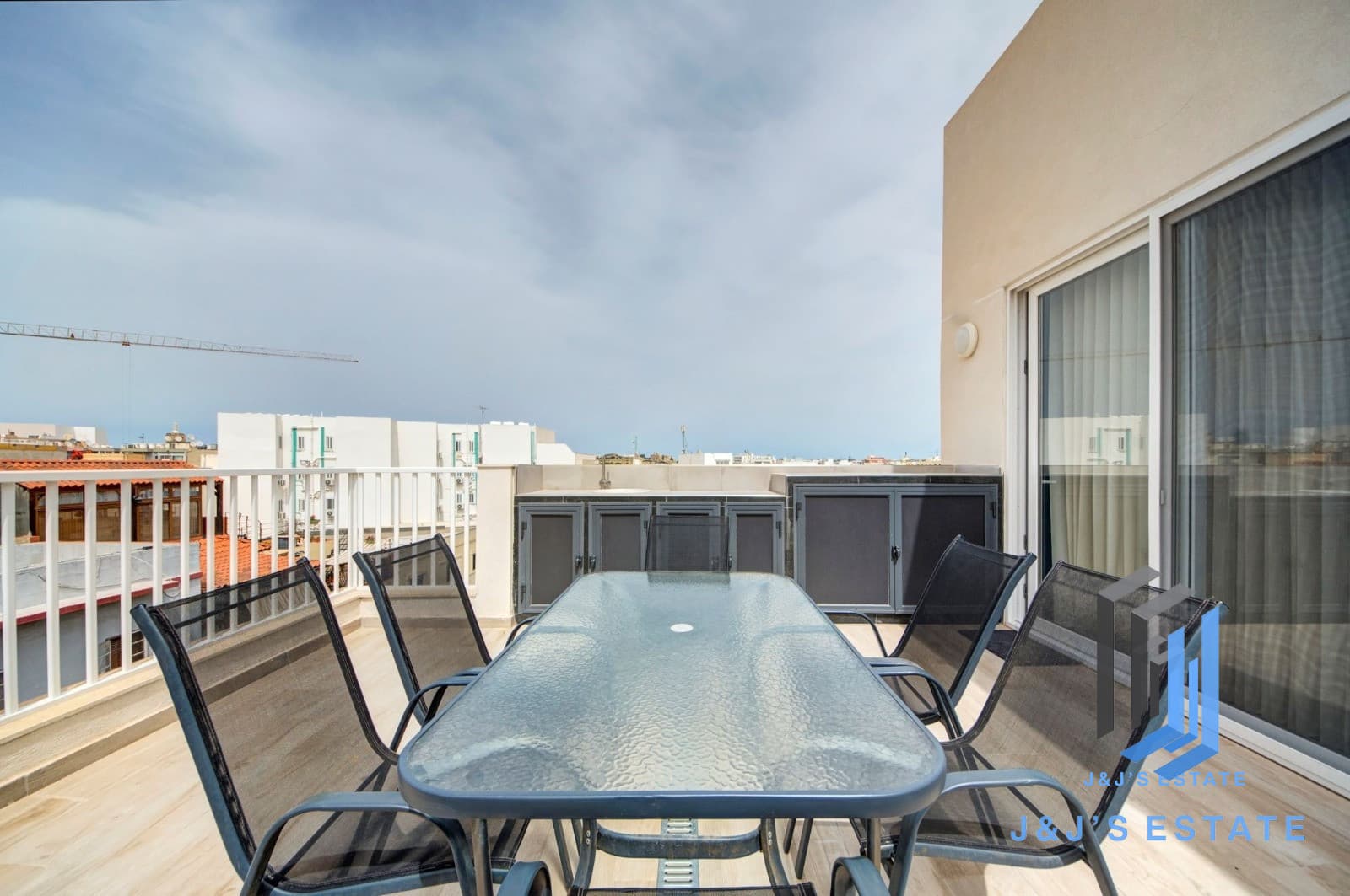 Modern 2-Bedroom Penthouse Near Valletta · 5