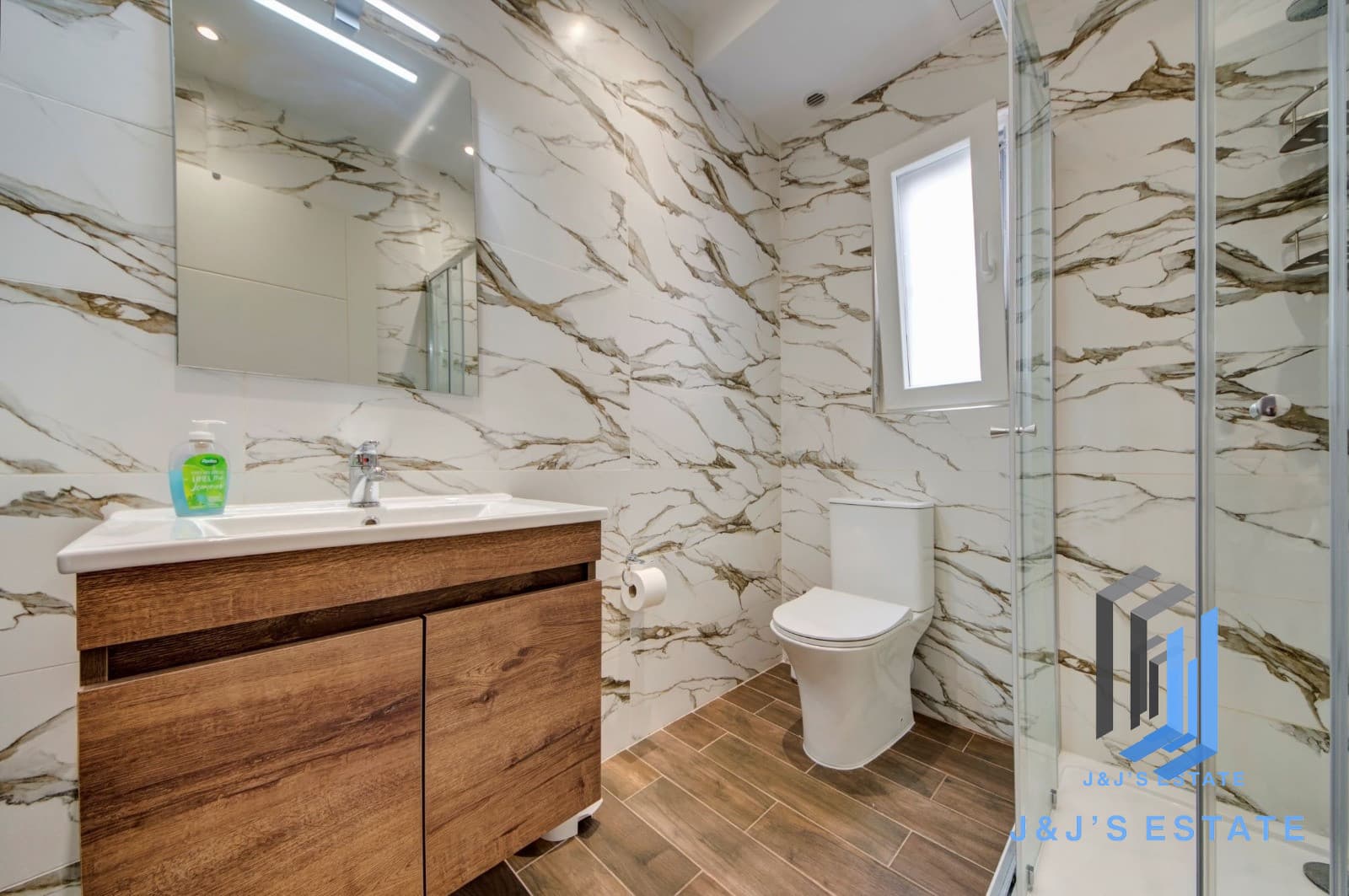 Modern 2-Bedroom Penthouse Near Valletta · 10