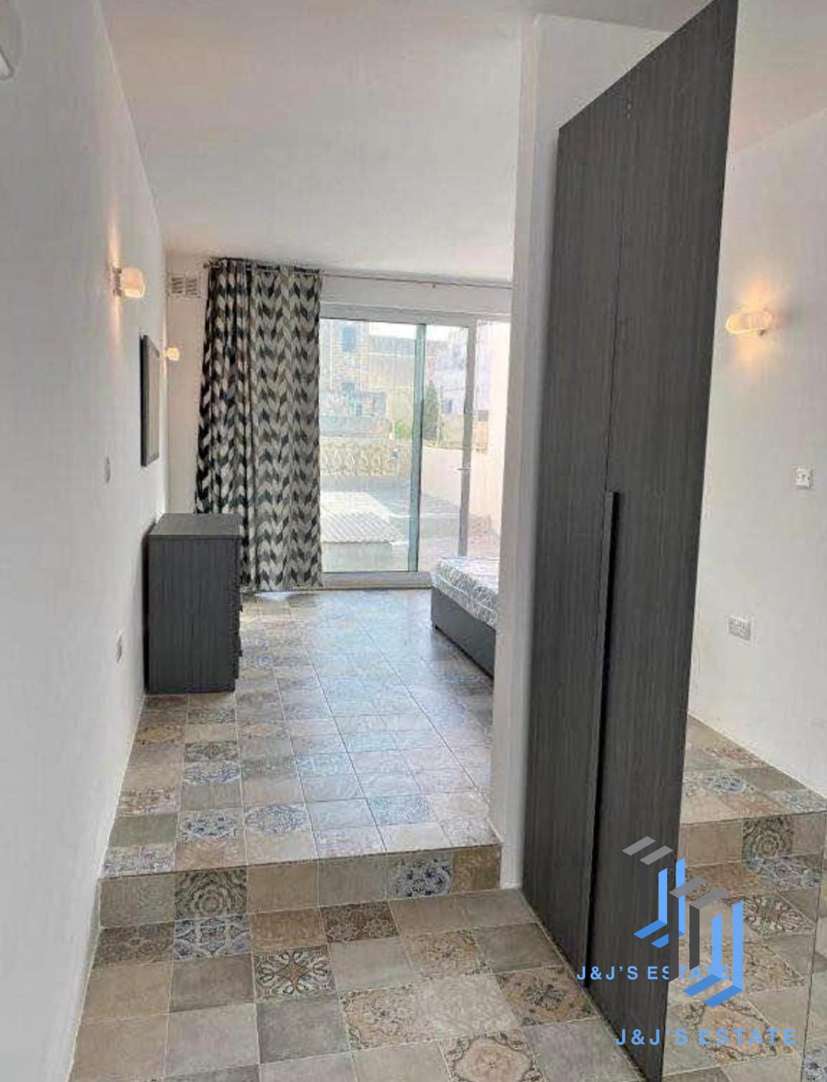 Refurbished Modern Apartment with Private Roof Terrace · 1