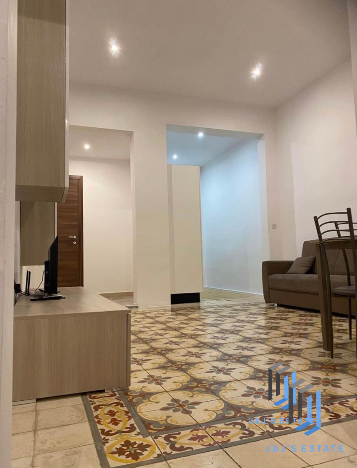 Refurbished Modern Apartment with Private Roof Terrace · 3