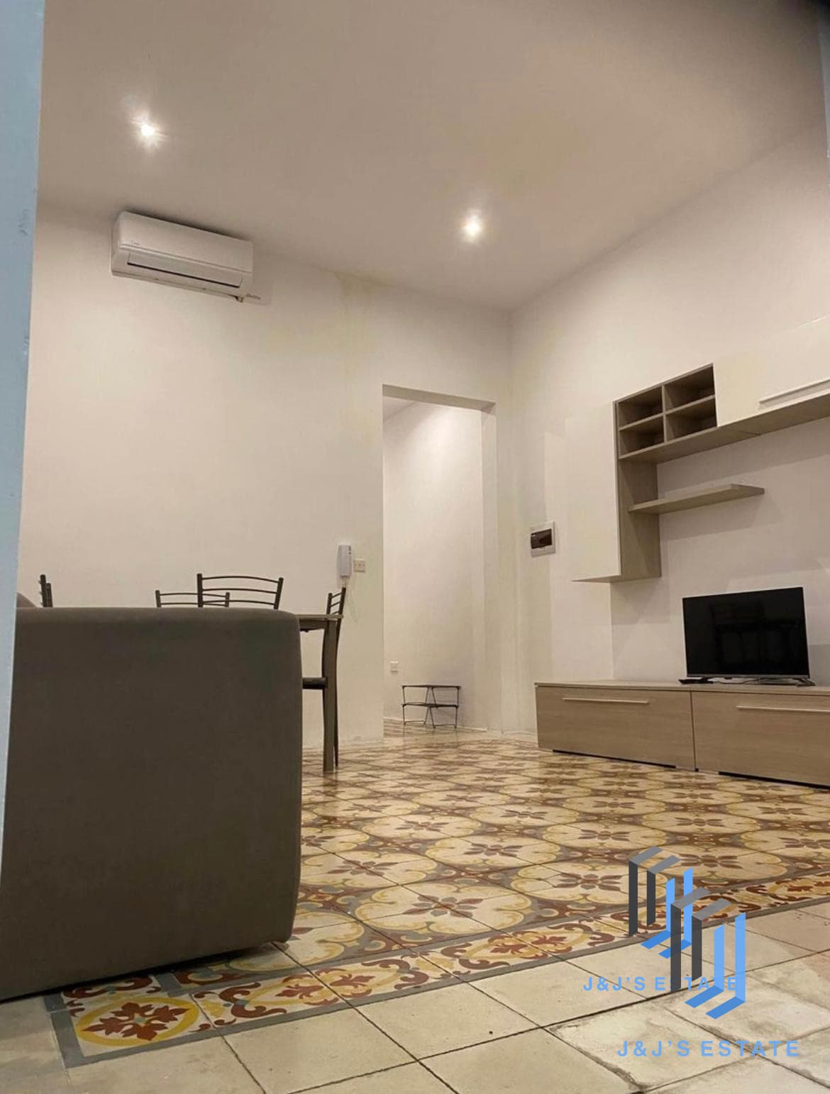 Refurbished Modern Apartment with Private Roof Terrace · 4