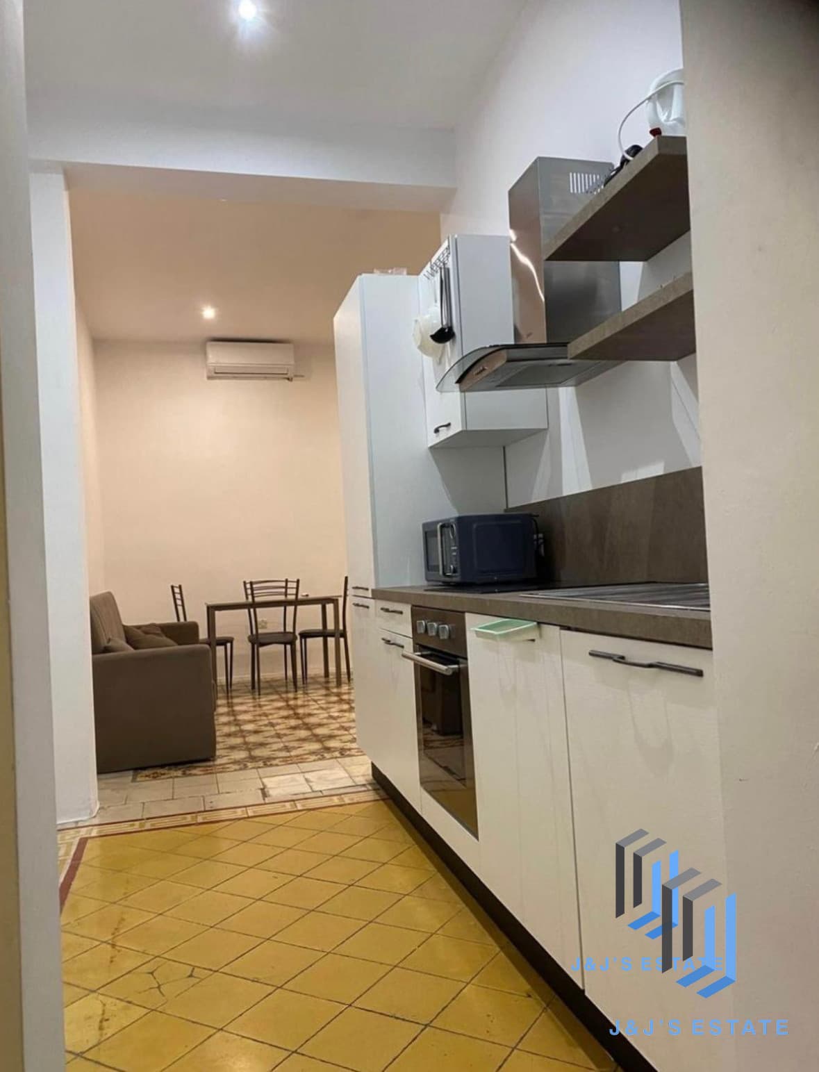 Refurbished Modern Apartment with Private Roof Terrace · 5