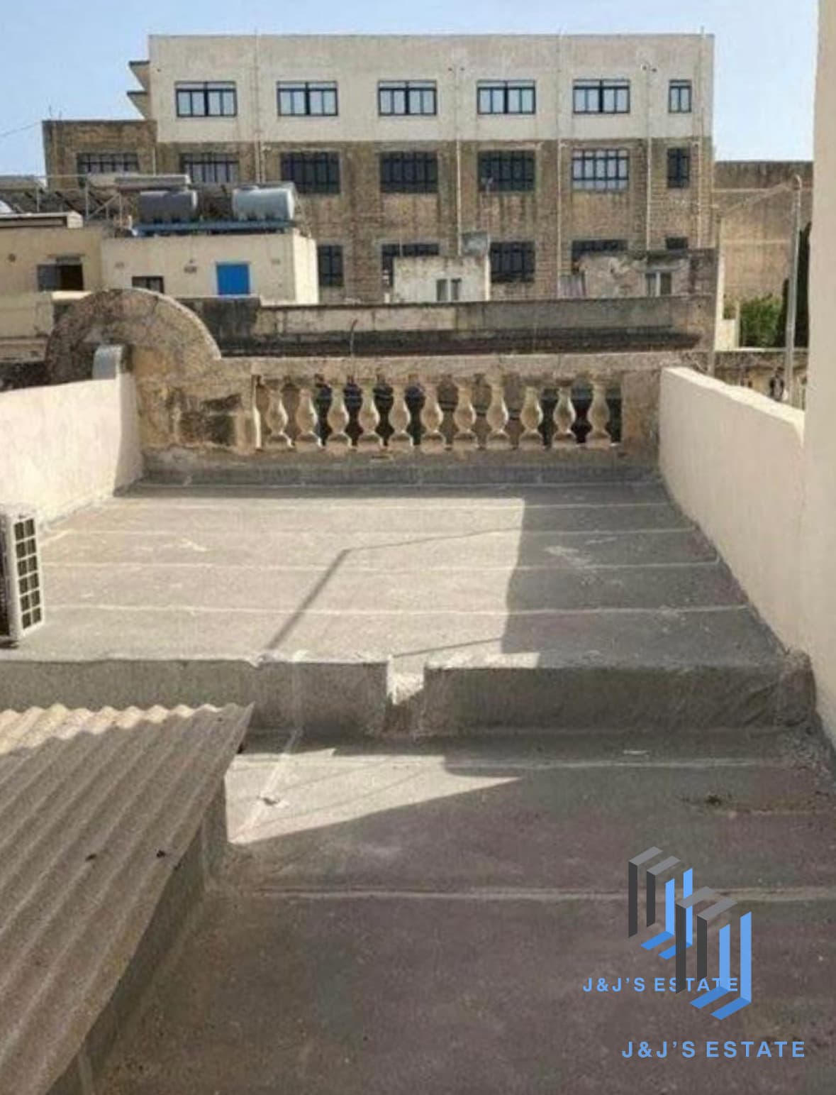 Refurbished Modern Apartment with Private Roof Terrace · 6