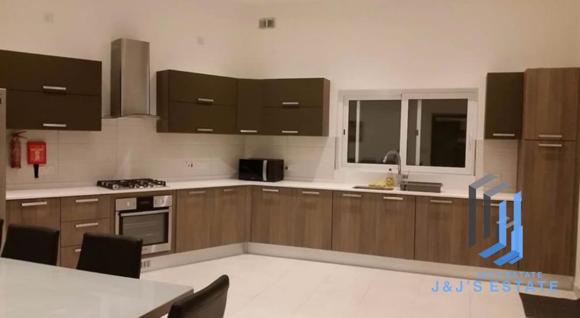 Three-bedroom apartment with back terrace in Msida · 1