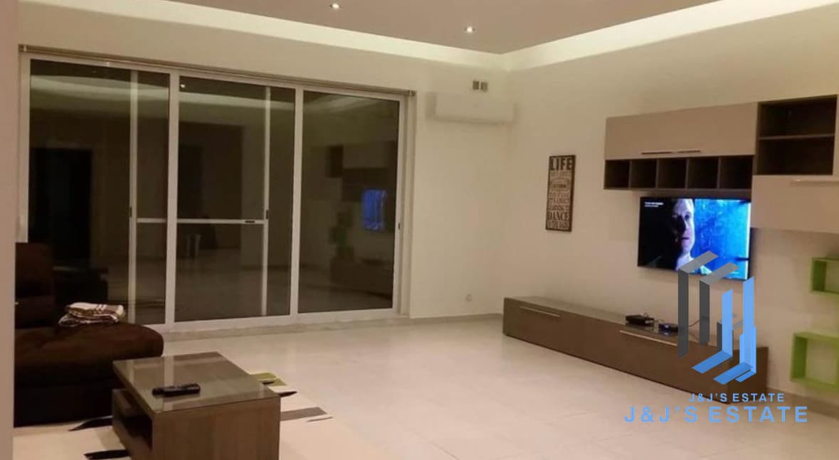 Three-bedroom apartment with back terrace in Msida · 2