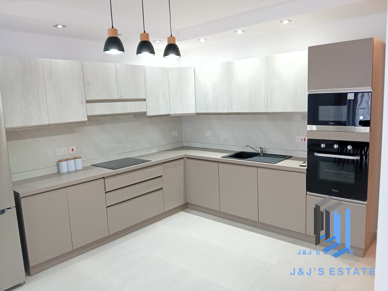 Three-bedroom apartment on 4th floor in central Gzira · 4