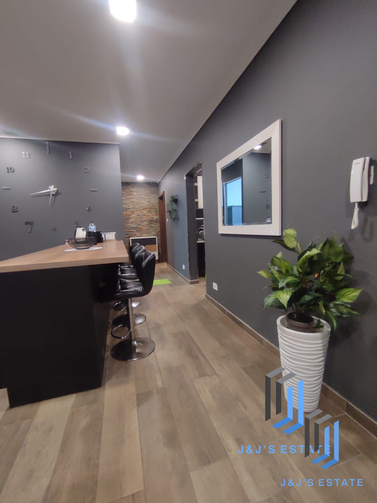 Spacious 3-Bedroom Apartment in St Julian's · 11