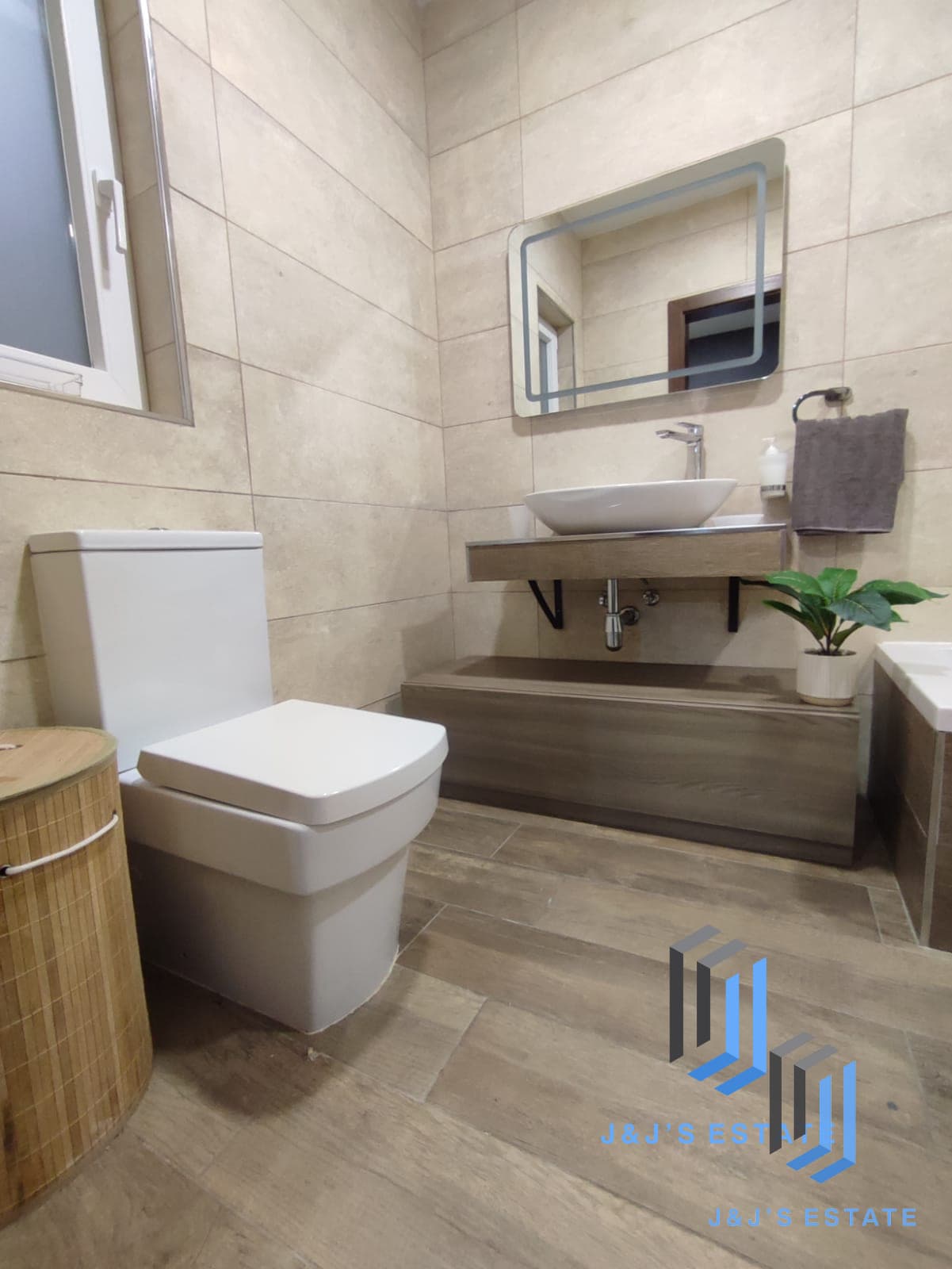 Spacious 3-Bedroom Apartment in St Julian's · 12