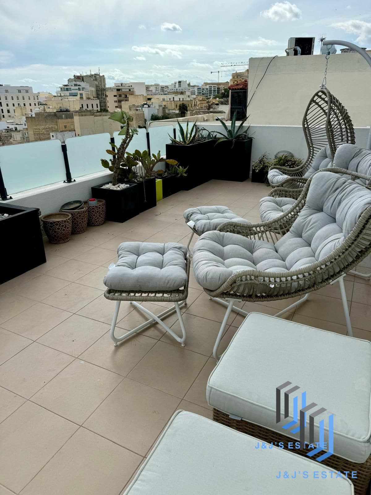 Furnished 2-Bedroom Penthouse with Office in St Julian's · 4