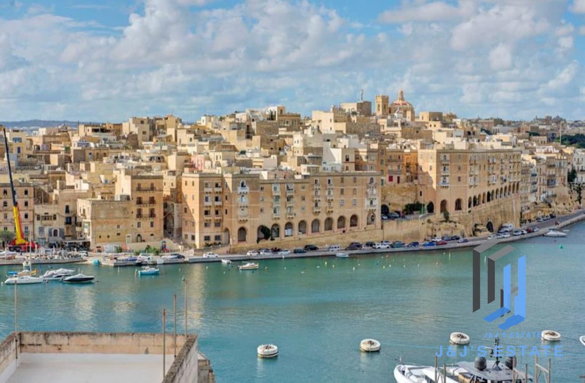 Three-bedroom apartment with sea views in Birgu · 1